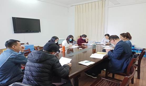 一群人坐在桌子前描述已自动生成